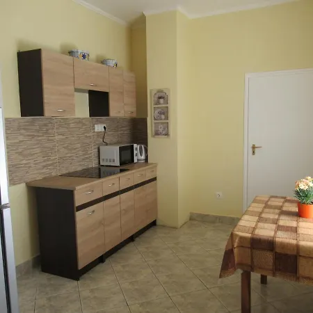 Gitta Apartman Apartment Lesenceistvand