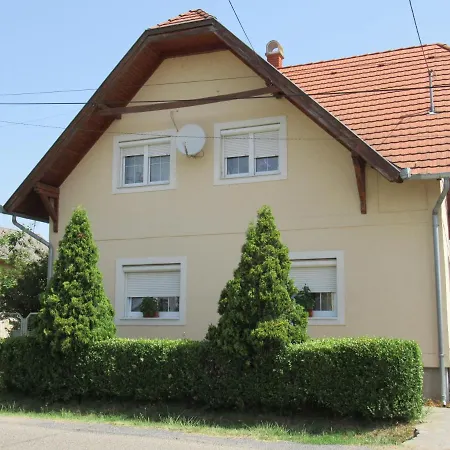 Gitta Apartman Lesenceistvand